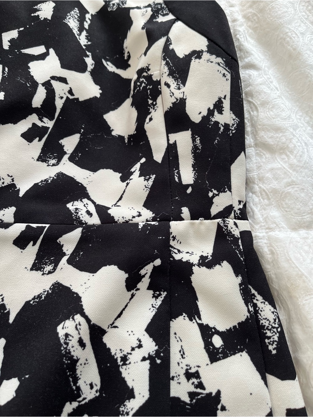 Black & White Abstract Print Sleeveless Dress - Picture 6 of 11